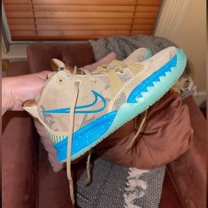 Kyrie Basketball Youth shoe